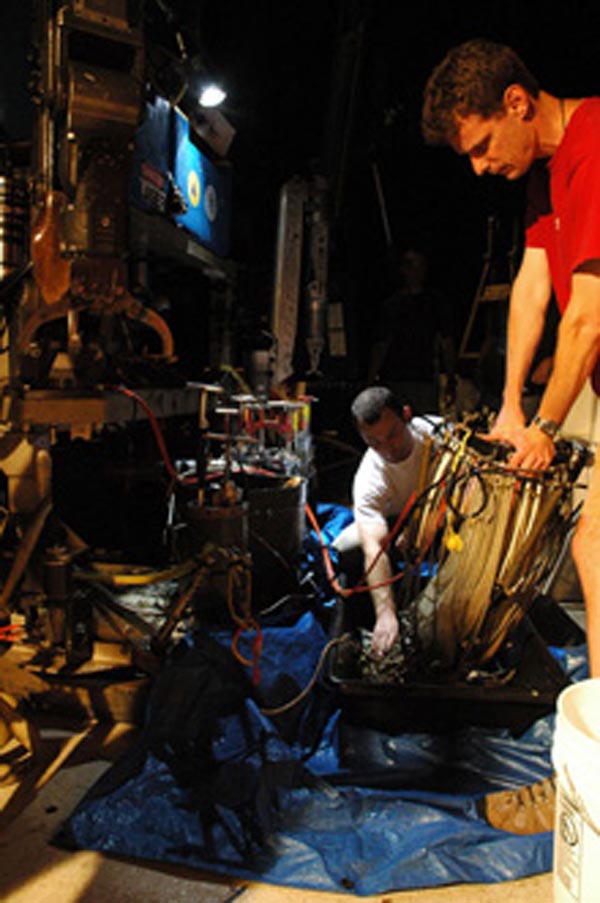 Erik Cordes and Guy Telesnicki retrieve the 'Bushmaster Jr.' tubeworm collection net from the ROV.