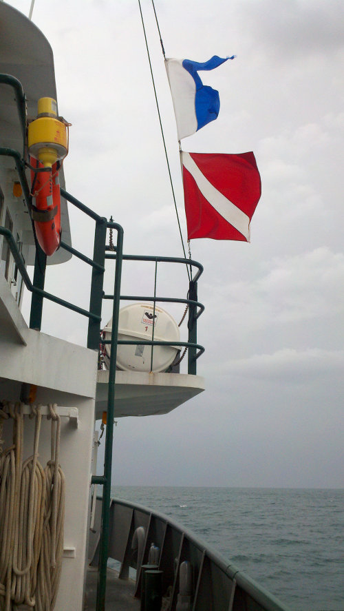 Facing the prospect of rougher seas, the team decided to retrieve the dredge and screen.