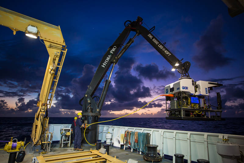 Vigilancia Profundo: El Equipo de los Vehículos Submarinos