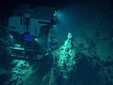 ROV Deep Discoverer images a newly discovered hydrothermal vent field at Chammoro Seamount. 