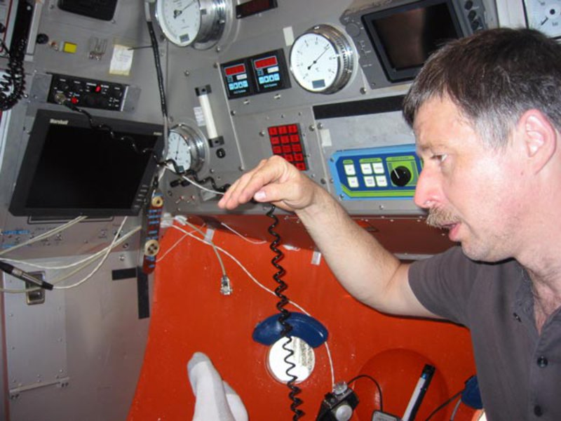 Russian Mir pilot Genya Chernaiev explains the mechanics of how the submersible descends to 3800 meters.