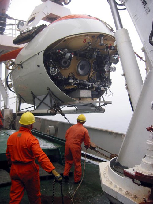 MIR 1 is launched over the side of the Keldysh and will soon begin the 2-hour descent to the bottom of the North Atlantic Ocean.